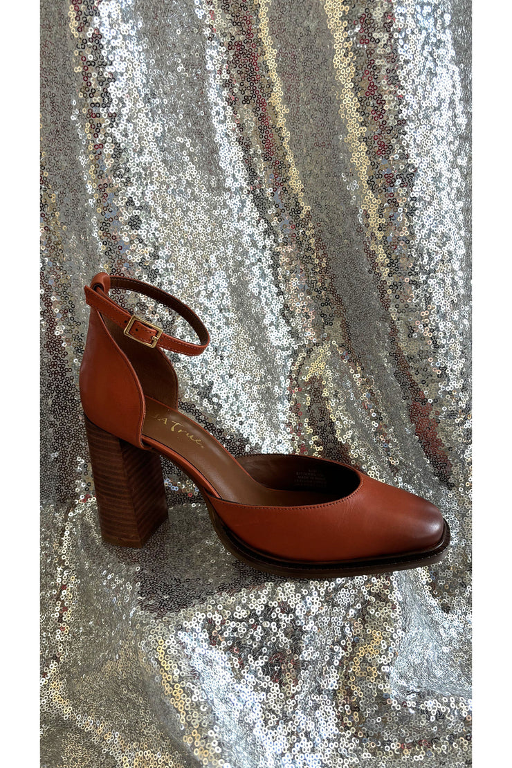 Cognac Charm Pump