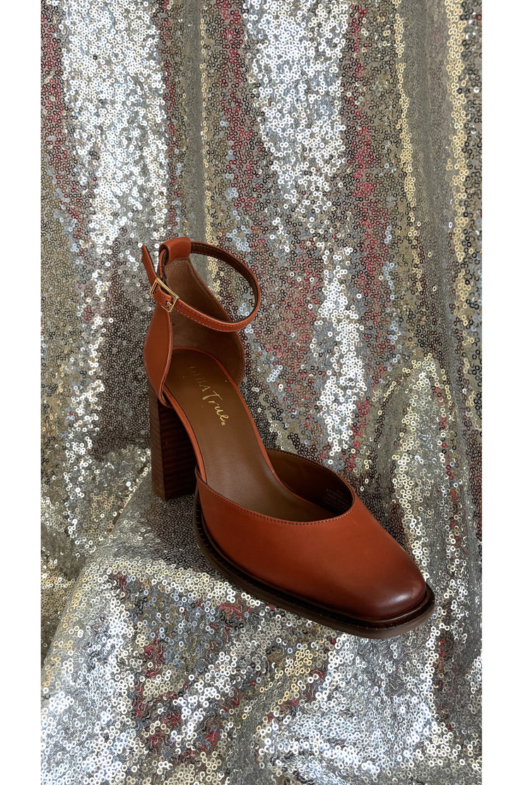 Cognac Charm Pump